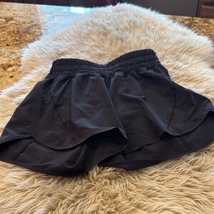 Lululemon Women’s 5” shorts. Black color built in liner. Size 4. Like new!